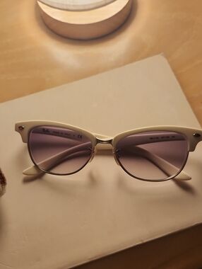 White RAY BAN Cat-eye